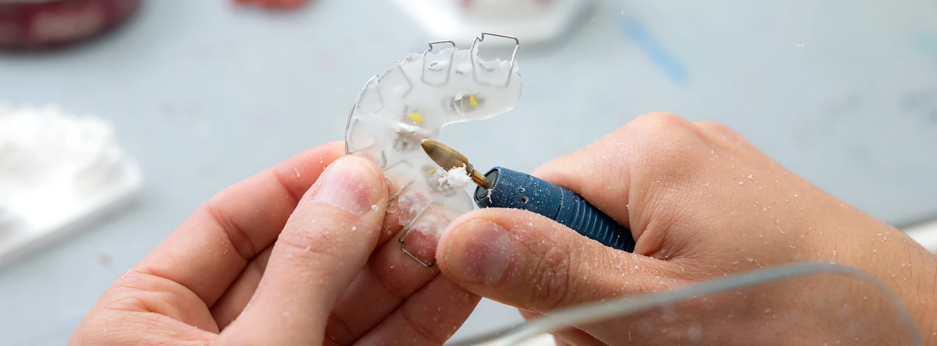 Herstellung einer herausnehmbaren Zahnspange im kieferorthopädischen Labor