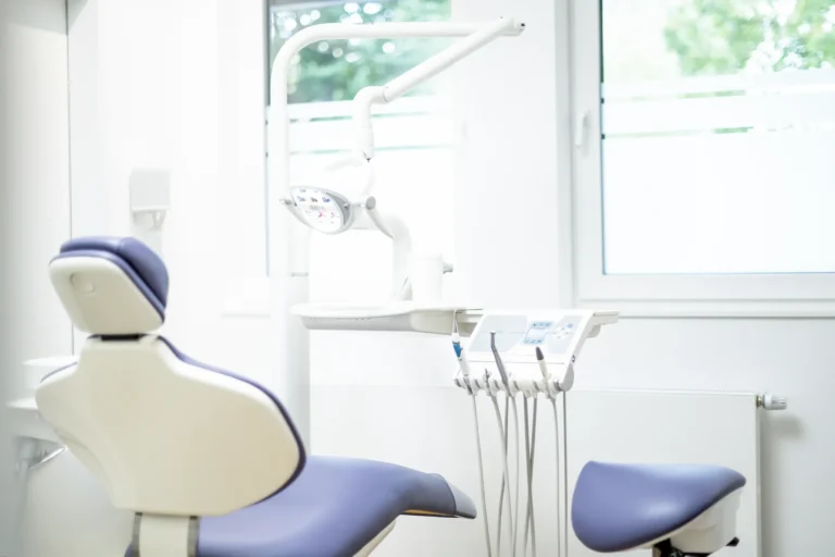Heller Behandlungsraum der kieferorthopädischen Praxis in Gelsenkirchen
