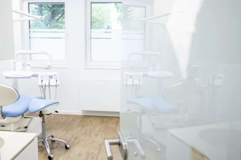 Einblick in einen modernen Behandlungsraum der Kieferorthopädie Sara Toye